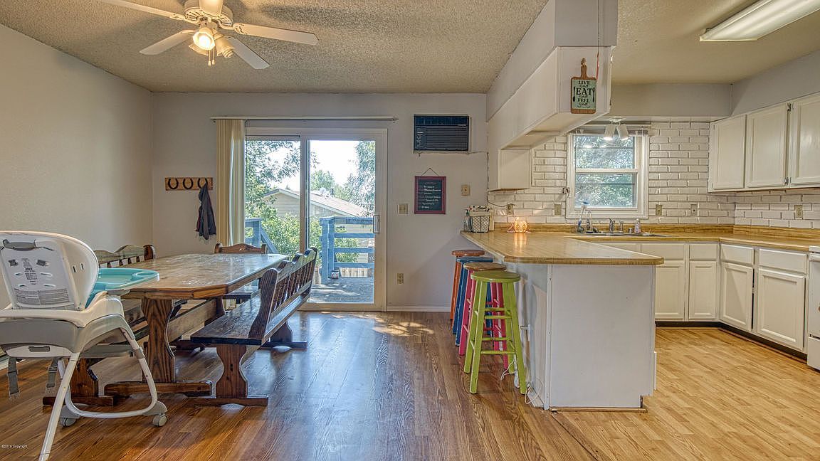 Building Photo - 300 E Laurel St