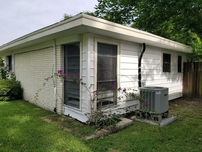 Building Photo - 2118 17th Ave N