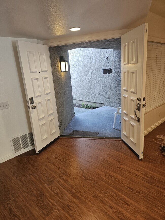 Building Photo - 25 Weepingwood