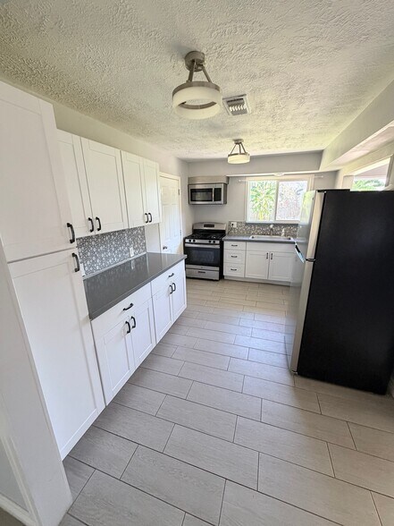 Building Photo - 7230 Edgemoor Dr