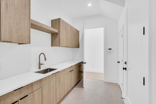 Building Photo - 1711 Nomas St