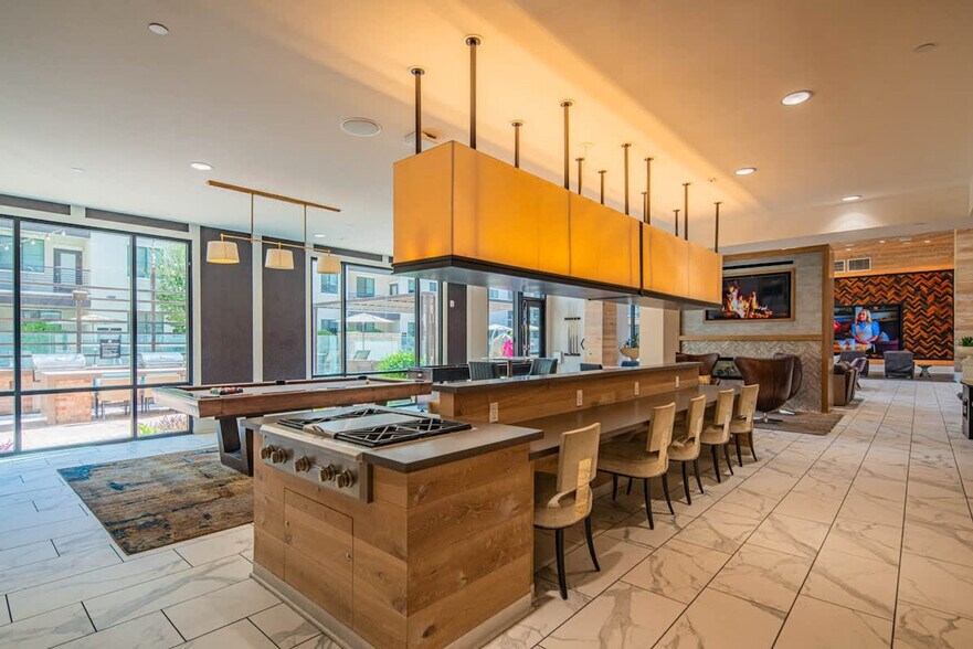 Building Photo - 777 E Stella Ln