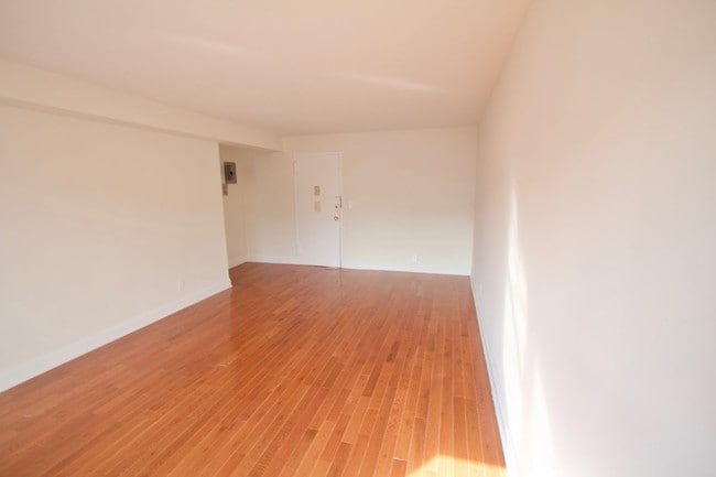 Building Photo - 200 W Kingsbridge Rd