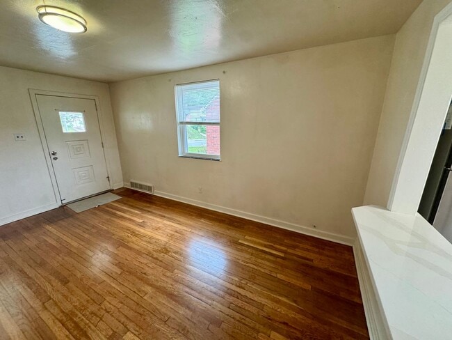 Building Photo - Charming 4 Bed 1.5 Bath house with BRAND NEW KITCHEN!!!