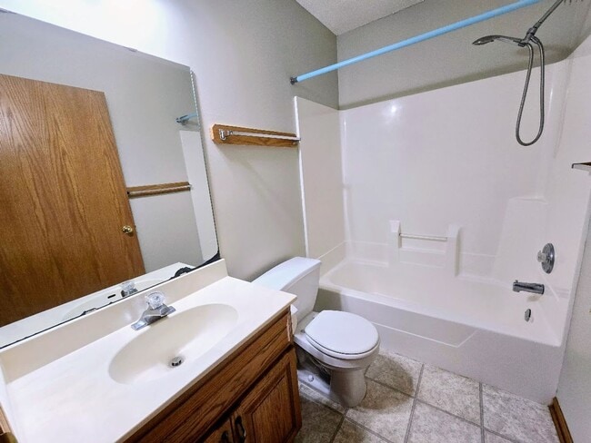 Building Photo - Charming 2-Bedroom, 2-Bathroom Home with Sunroom & Patio in Woodbury, MN