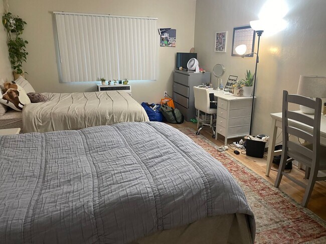 Building Photo - Renovated University Gateway 2 Bed 2 Bath!