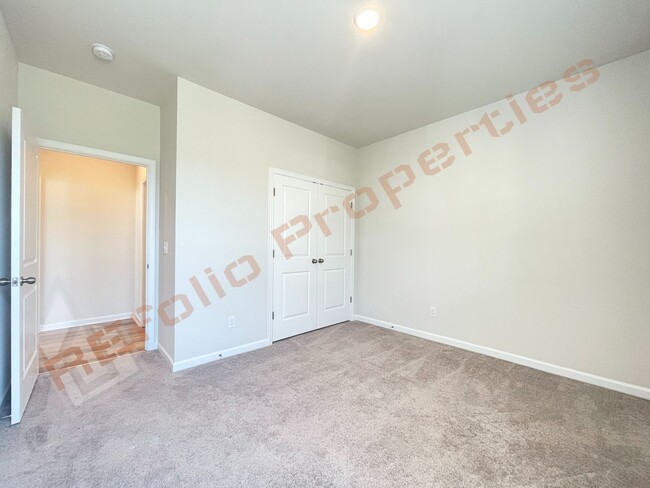 Building Photo - Beautiful 4 Bedroom 2.5 Bathroom Home w/ G...