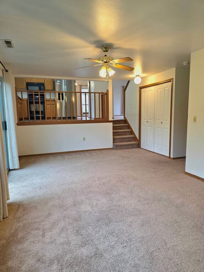 Building Photo - Federal Way tri-level rental home - 3 bedroom plus den, 3 bathrooms, 2 car garage, Available NOW!