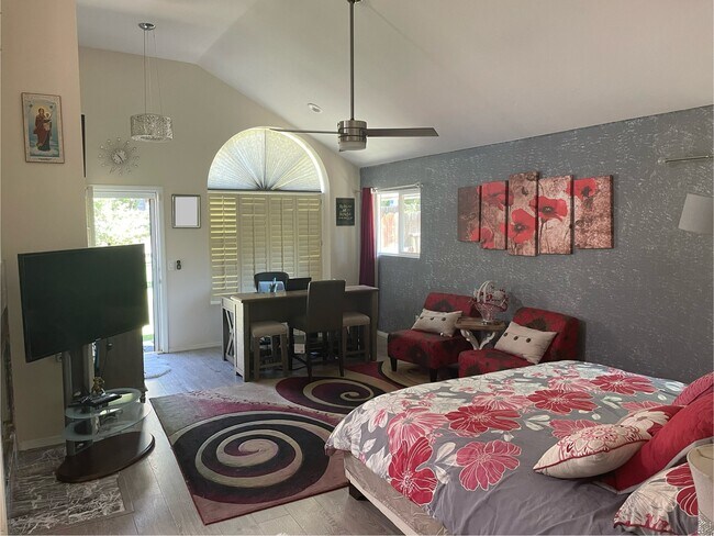 Building Photo - 11310 Pinehaven Ave