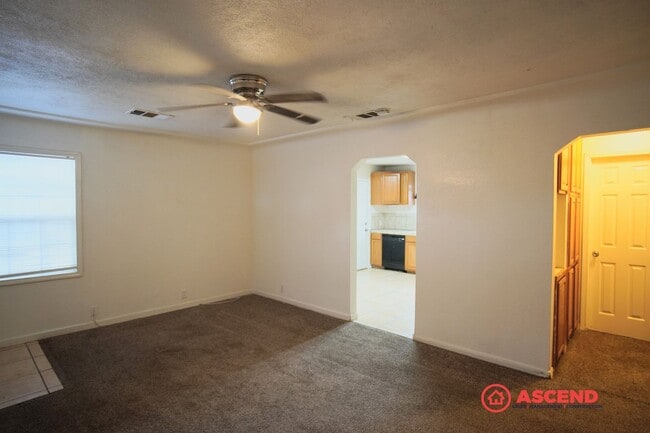 Building Photo - Cozy home located in the Northeast!