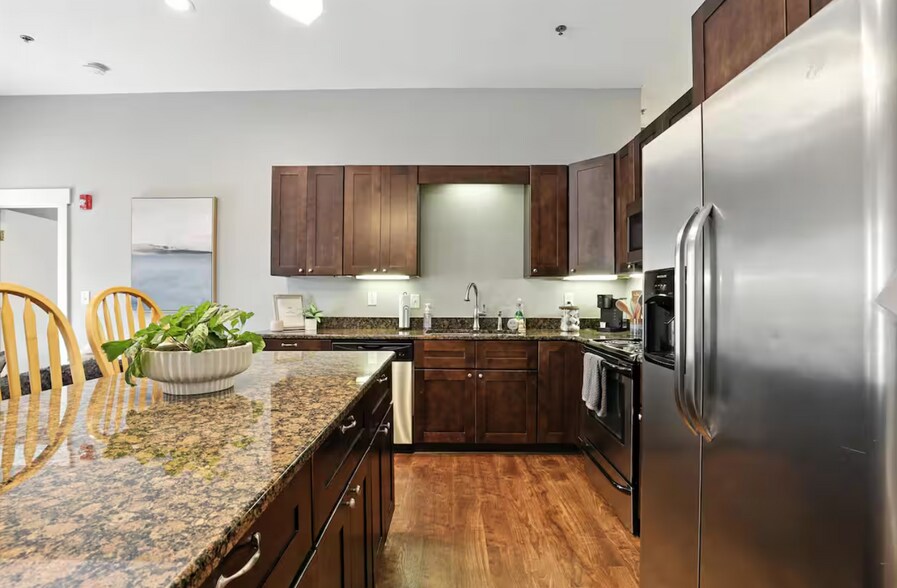 Building Photo - 492 N Thomas St