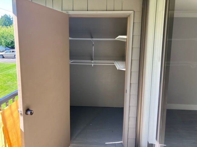 Building Photo - Fully Renovated Redmond 1 Bedroom