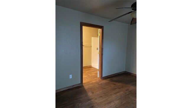 Building Photo - 10910 Shady Oaks Dr