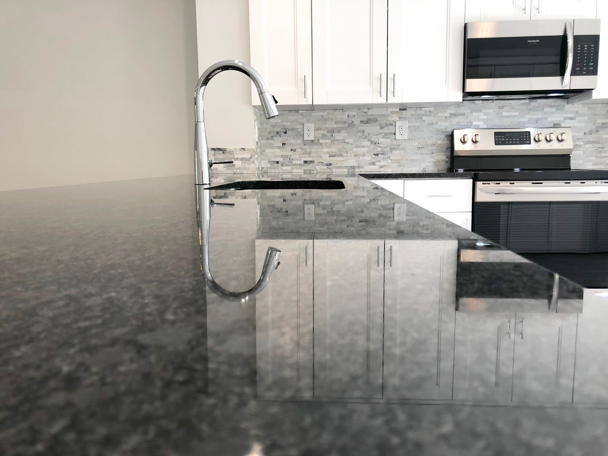 Building Photo - 7940 Los Robles Ct