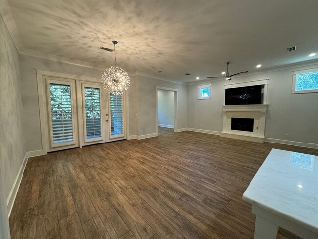 Building Photo - Grand Point East - 4 Bedroom, 3 Bathroom w...