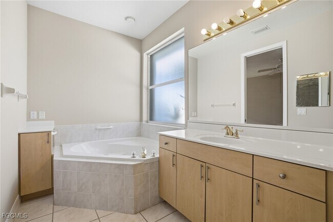 Building Photo - 1012 SE 5th Terrace