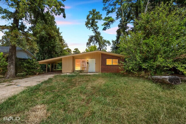 Building Photo - 835 Pine Tree Dr