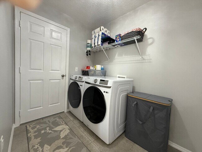 Building Photo - Beautiful updated 3 bedroom 2 bathroom home in Bayberry Lakes (Fully Furnished)