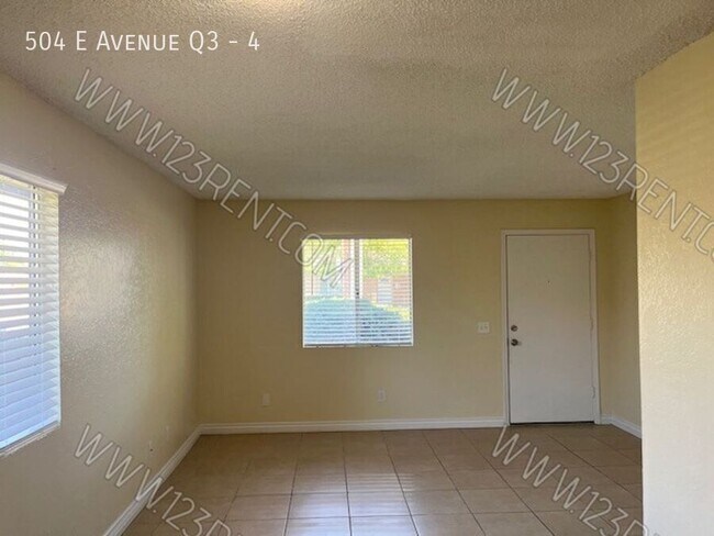 Building Photo - 504 E Ave Q3
