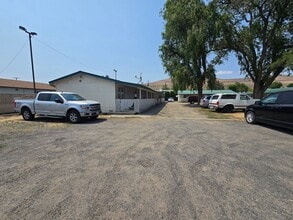 Building Photo - Freshly Remolded 2 Bedroom Apartment Move-...