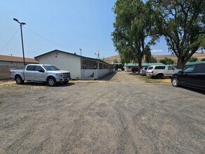 Building Photo - Fully Remolded 2 Bedroom Apartment Move-in READY! Move In Special Offering $550 Move In Credit!