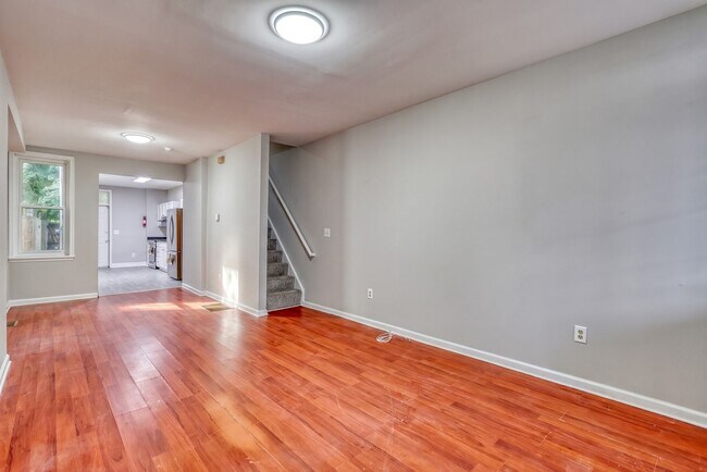 Building Photo - Fully Renovated 3 Bedroom, 2 Bathroom Townhouse