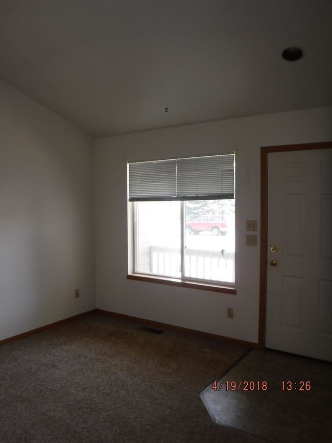 Building Photo - 3 Bedroom Home- Close to Parks and Schools!!- Dog Negotiable!!