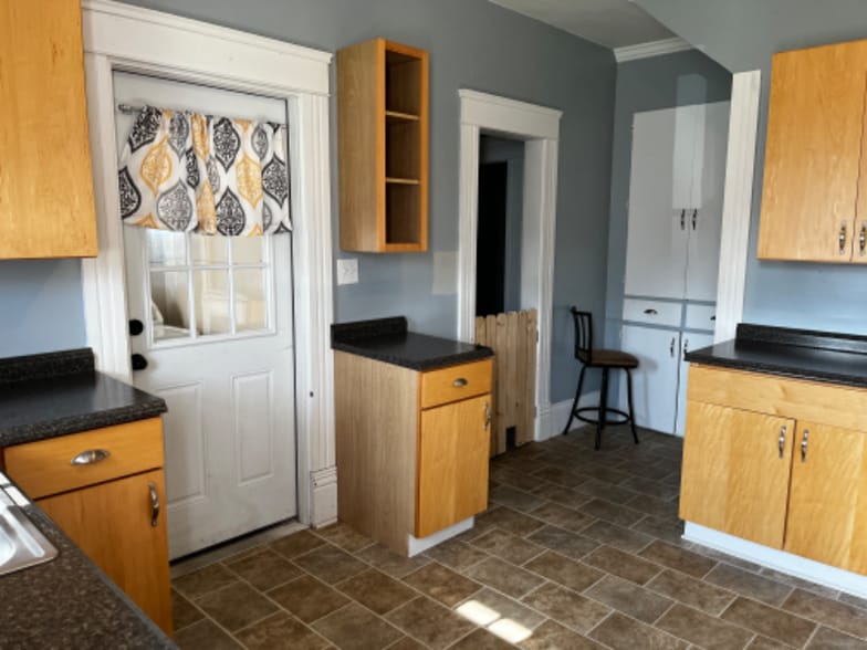 Building Photo - 900 Stilwell Ave