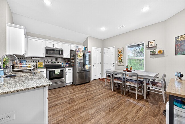 Building Photo - 967 E Sparrow Cir