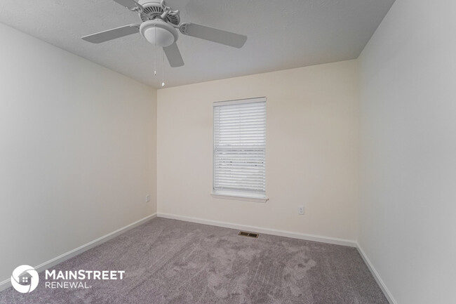 Building Photo - Town Home Available For Immediate Move In!