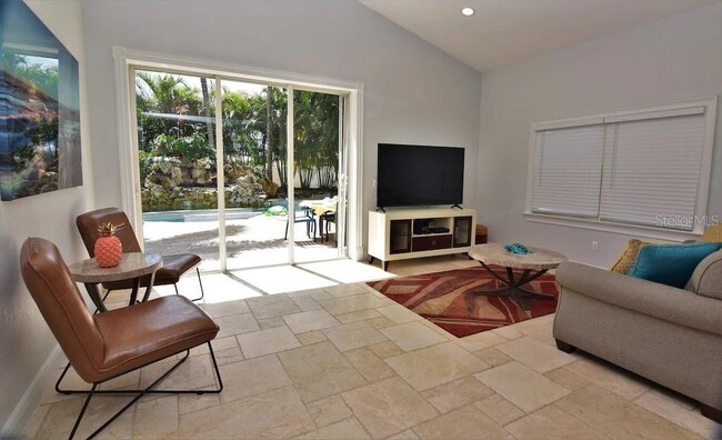 Building Photo - 2226 Siesta Dr