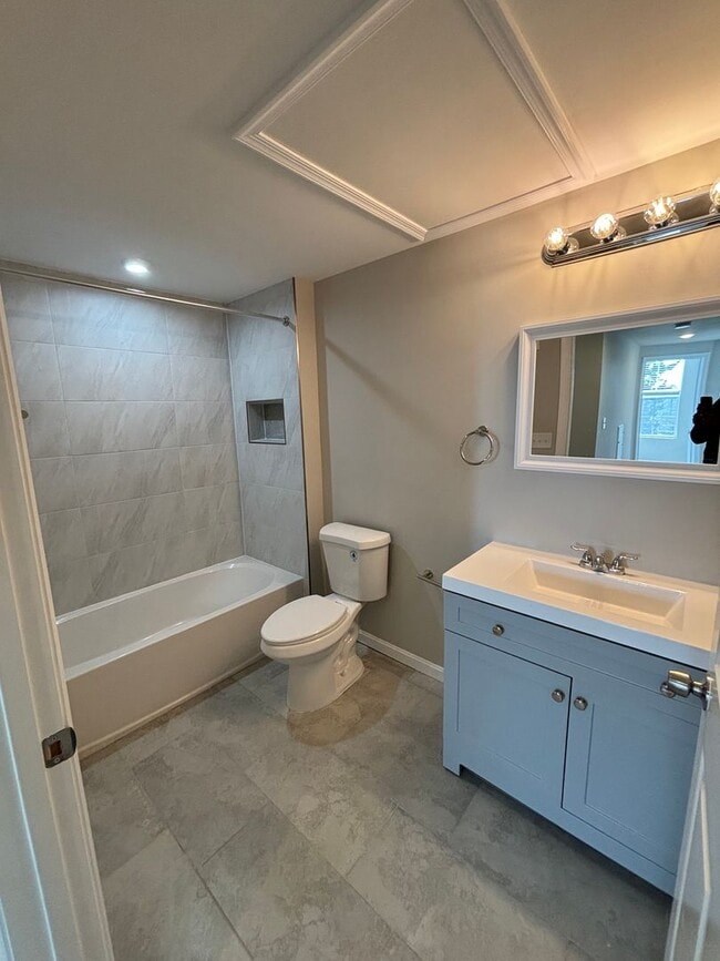 Building Photo - 1812 H Pl NE