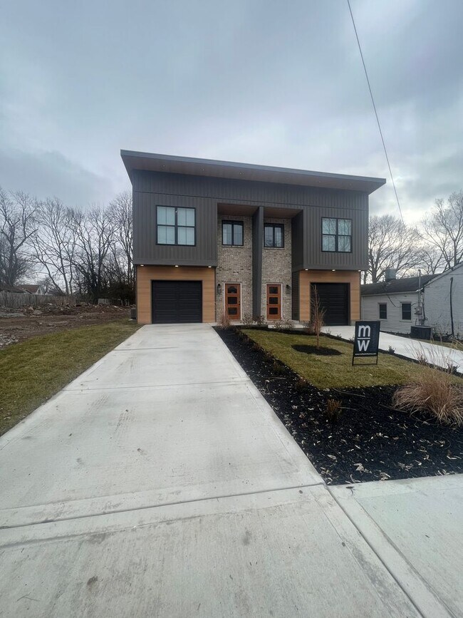 Building Photo - 228 North Mulberry-B