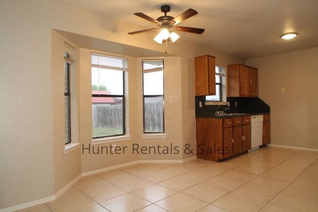 Building Photo - 4604 Fieldcrest Dr