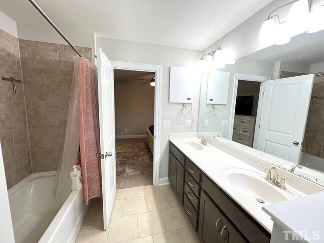 Building Photo - Beautiful 3 Bedroom with Sunroom Townhome in Cary