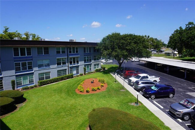 Building Photo - 333 N Lake Howard Dr