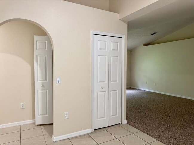 Building Photo - Large 4/2 Single Story Home