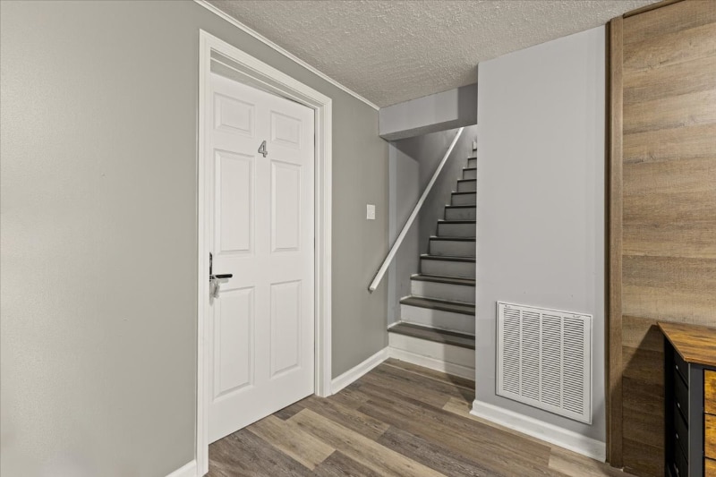 Building Photo - 350 Hill Park Dr