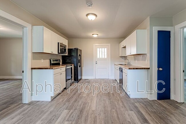 Building Photo - 741 Anderson Dr