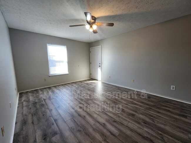 Building Photo - 1849 Summerhaven Ave