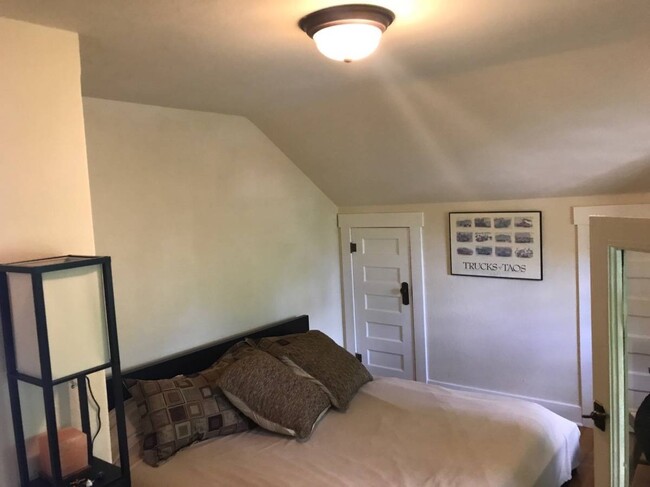 Building Photo - Spacious Top Floor One Bedroom Next To Cha...