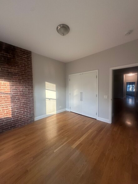 smaller bdrm exposed brick - 1839 Norman St
