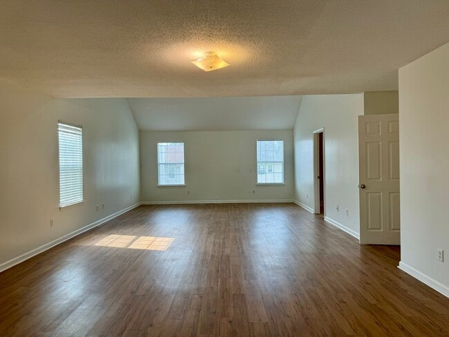 Building Photo - Huge 5 Bedroom Home with Sooo Much Space!