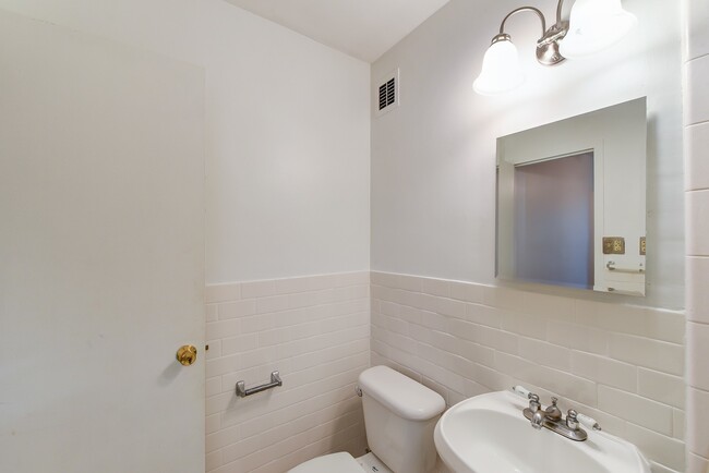 Building Photo - Spacious & Bright Studio at River Place West