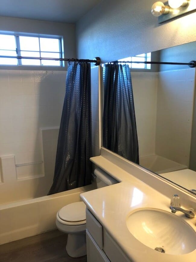 Building Photo - Beautiful 3 bedroom 2 bath Townhome across...