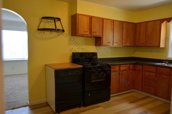 Building Photo - 2 Bedroom House *Section 8 Welcome*