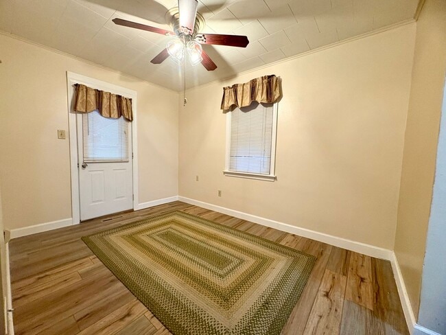 Building Photo - 3 Bedroom 2 Bathroom Cape Cod Available in York!