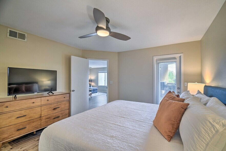 Building Photo - 4850 E Desert Cove Ave