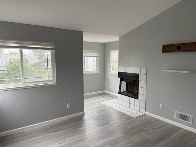 Building Photo - 380 W Ruby St