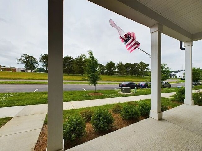 Building Photo - 3 Bed/2.5 Bath Beautiful Newer Constructio...